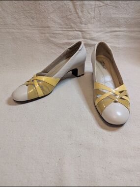 Trotters Y2K 60s Retro Women's White and Yellow Low Heel Pumps